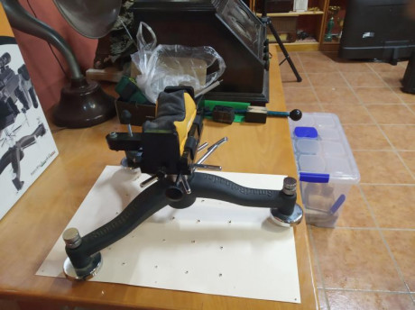 Vendo torreta de tiro marca Smart Reolader Black Granit Rest, modelo SR 679, en perfecto estado.
Precio: 00