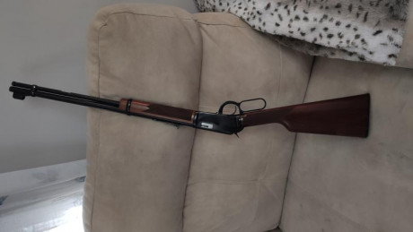 Buenas, os presento mi carabina winchester modelo 94 del 22 lr, es de 1980. Madera de nogal con picados 11