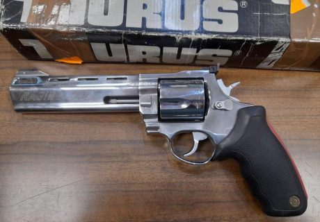 Un amigo vende su revolver Taurus Racing Bull del 454 Casull, el arma esta en perfecto estado mecánico 01