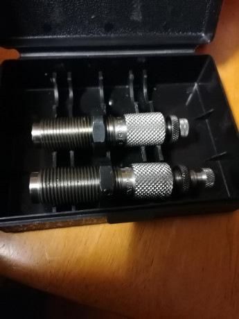 ]FACTORY CRIMP DIE 40 SW 10 MM            15 Euros
   LEE COLLET DIE                                  02