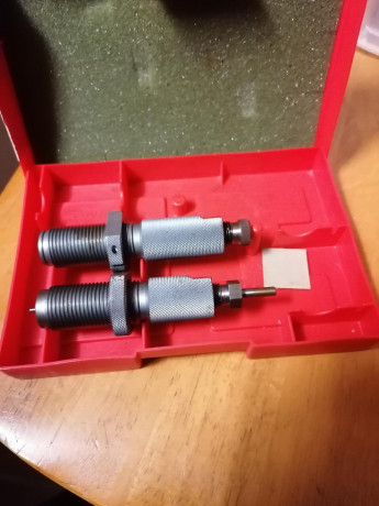 ]FACTORY CRIMP DIE 40 SW 10 MM            15 Euros
   LEE COLLET DIE                                  01