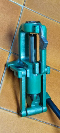 En venta.
Prensa de recarga RCBS modelo Rock Chuker con todo lo que trae de origen.
Prensa muy robusta 00