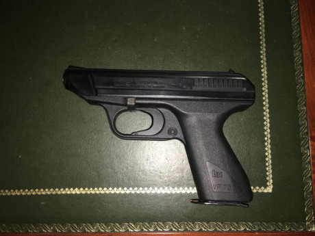 Pistola muy original de doble acción con un cargador de 18 cartuchos 9 x 19 Parabellum. Se vende con un 01