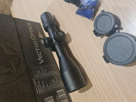 Por exceso de visore vendo este veyron 3-12×44 de 1er plano focal.
El visor esta impecable, en su caja 00