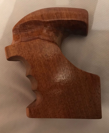 Compañero vende cacha de diestros para pistola walther GSP.
Talla L(95mm).
En muy buen estado
Precio 95€
Gastos 02