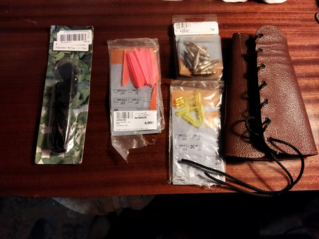 Vendo brazales protectora de brazo cuerda de arco y puntas y algún recambio
Para practicar tiro con arco
Todo 00