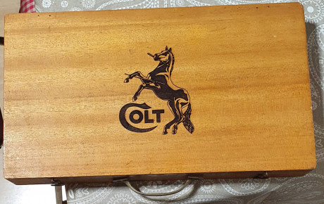 A la venta este revólver de colección con su caja original

- precio   800€   01