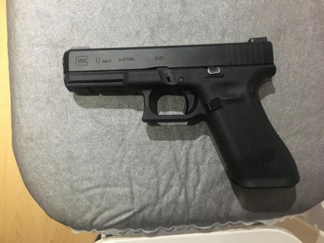 Hola vendo mi glock 17 con un año escaso de uso
4 cargadores originales Glock 
Kit muelles competicion
Accesorios 02