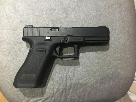 Hola vendo mi glock 17 con un año escaso de uso
4 cargadores originales Glock 
Kit muelles competicion
Accesorios 00