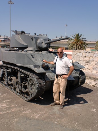A todos los vecinos de Valencia y a los turistas que la visiten les recomiendo ver el Museo del Ejército.
Impresionante 90
