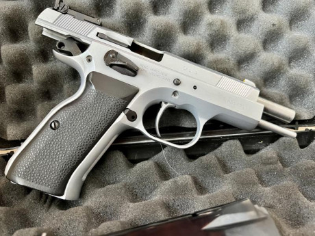 Vendo Tanfoglio Combat 9pb, en muy buen estado, está en Asturias, 350 euros portes aparte. 1 cargador. 02