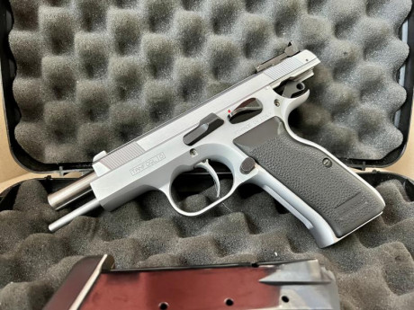 Vendo Tanfoglio Combat 9pb, en muy buen estado, está en Asturias, 350 euros portes aparte. 1 cargador. 01