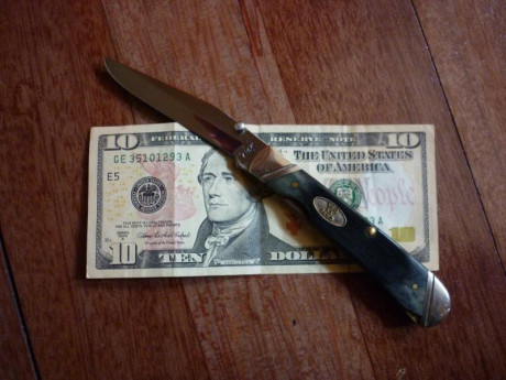 Vendo esta navaja americana. Acero quirúrgico Tru-Sharp, hoja de 8,1 cm, peso 94 gr y cachas sintéticas 02