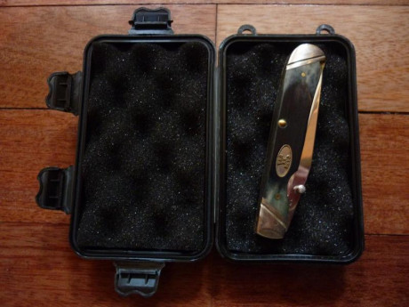 Vendo esta navaja americana. Acero quirúrgico Tru-Sharp, hoja de 8,1 cm, peso 94 gr y cachas sintéticas 01