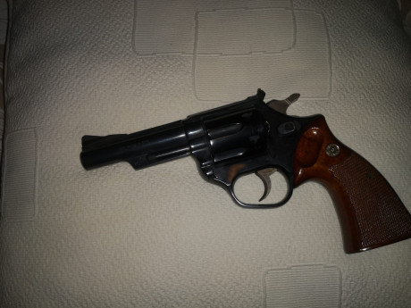 Se vende Astra 357 Magnum de 4 pulgadas. Está impecable, guiada en B. No ha disparado apenas. Va acompañada 02