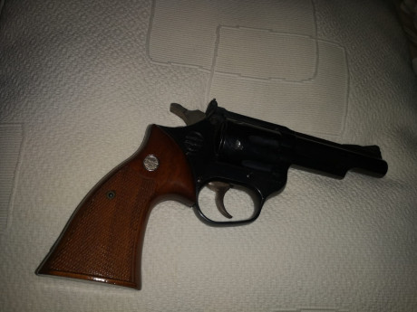 Se vende Astra 357 Magnum de 4 pulgadas. Está impecable, guiada en B. No ha disparado apenas. Va acompañada 01