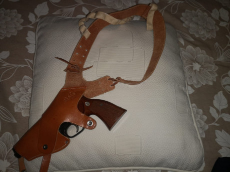 Se vende Astra 357 Magnum de 4 pulgadas. Está impecable, guiada en B. No ha disparado apenas. Va acompañada 00