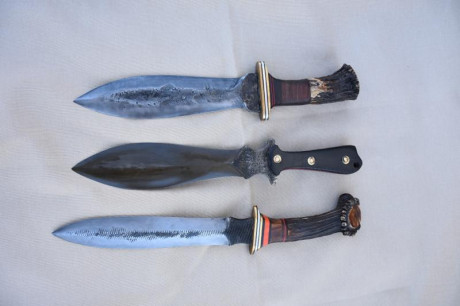  DSC_0261_1.JPG  DSC_0261_1.JPG 
Pongo a la venta estos tres cuchillos.
El primero forjado en acero O1 01