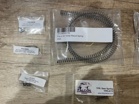 Pongo a la venta un montón de piezas sin estrenar para rilfe semiautomático FN FAL, como veréis hay de 01