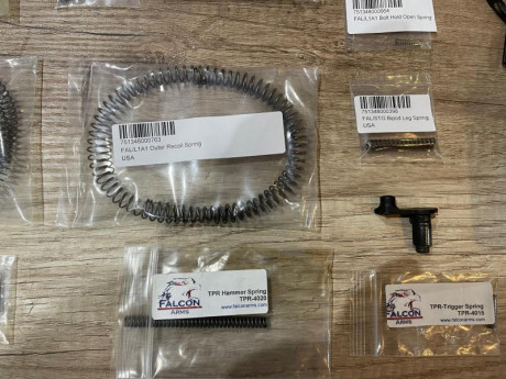 Pongo a la venta un montón de piezas sin estrenar para rilfe semiautomático FN FAL, como veréis hay de 00