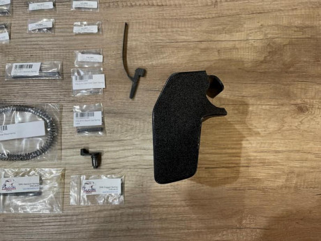 Pongo a la venta un montón de piezas sin estrenar para rilfe semiautomático FN FAL, como veréis hay de 11