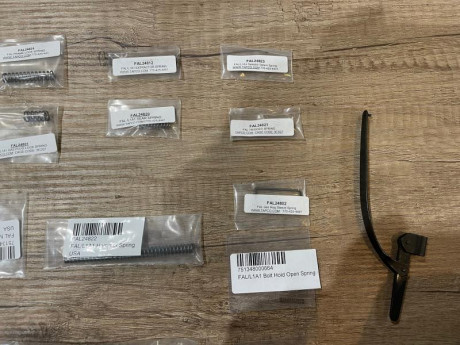 Pongo a la venta un montón de piezas sin estrenar para rilfe semiautomático FN FAL, como veréis hay de 20