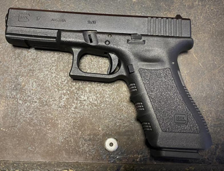 Vendo Glock-17 3 GEN
Está en perfectas condiciones, muy pocos disparos.
Caja original y dos cargadores.
450€ 01