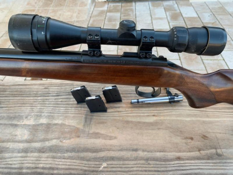 Carabina CZ Varmint .22 Magnum, apenas utilizada, guiada en licencia tipo E, incluye 3 cargadores de 5 12