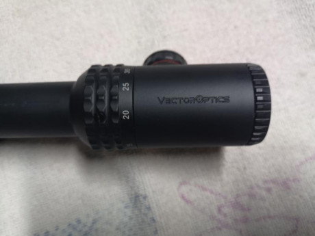 Pongo a la venta este visor Vector Optics 10-40x50,con retícula iluminada, paralaje lateral y panal de 01