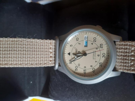 Muy buenas :
Vendo por no usar este precioso reloj automático. Lo compré por sus buenísimas críticas en 01