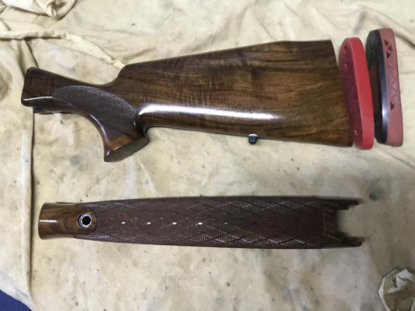 Nueva a estrenar..nunca colocada en rifle.
Maderas preciosas.
Con sus cantoneras de goma y tornillos.

Precio 00