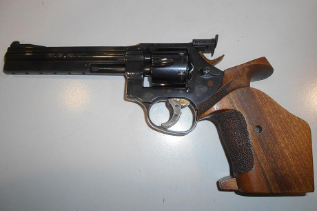 Se vende Revolver MAnurhin MR 32
Calibre 32
Con  Cachas Anatomicas
Sobredimensiador gatillo
PV: 1.000,00 00