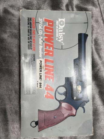 Vendo este antiguo revolver Daisy para reparar , tiene fugas y un trozo de el martillo roto. Es de metal 02