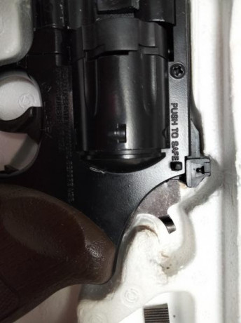 Vendo este antiguo revolver Daisy para reparar , tiene fugas y un trozo de el martillo roto. Es de metal 00