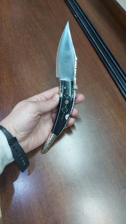 Vendo navaja artesana en búfalo del artesano J.L.Vergara de Albacete.
Fue un regalo de reyes y tengo una 02