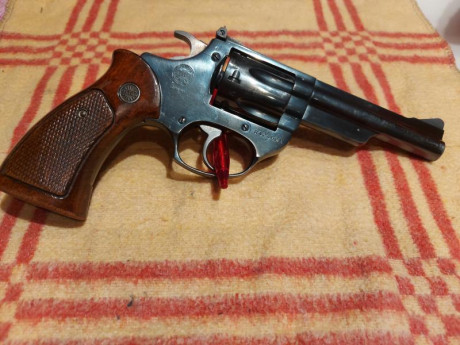 Vendo revolver Astra calibre 38 de 4" VENDIDO 
Se puede cerrar 01