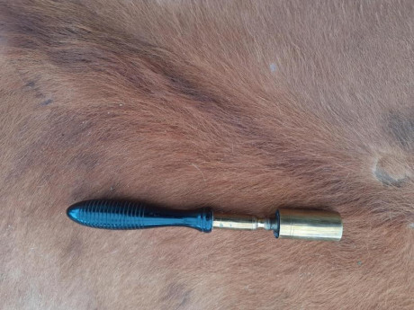 Vendo vaqueta original de recamara calibre 12 de laton y madera de ebano precio 90 € 01