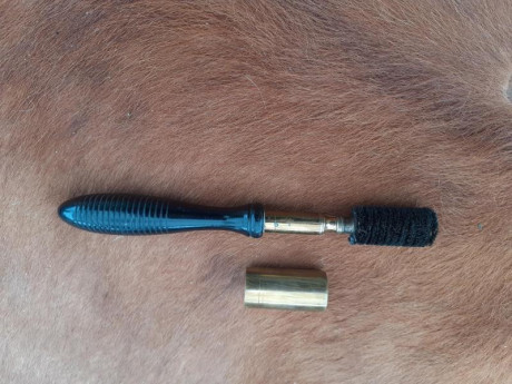 Vendo vaqueta original de recamara calibre 12 de laton y madera de ebano precio 90 € 00