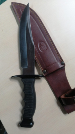 Un amigo vende el siguiente cuchillo, Bowie Muela creo que es el Big Mountain con hoja de 18 cm en perfecto 00