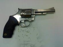 ¿Alguien sabría decirme que revólver es éste de las fotos?  Es un Taurus cal.22 LR, con tambor para 8 01