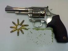 ¿Alguien sabría decirme que revólver es éste de las fotos?  Es un Taurus cal.22 LR, con tambor para 8 00