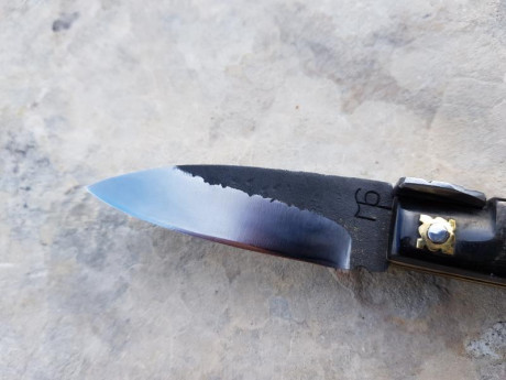 Hola compañeros,

Pongo a la venta esta navaja de tipo machete, totalmente nueva, del gran artesano Maximiliano 02