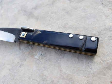 Hola compañeros,

Pongo a la venta esta navaja de tipo machete, totalmente nueva, del gran artesano Maximiliano 00