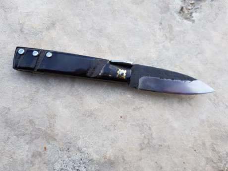 Hola compañeros,

Pongo a la venta esta navaja de tipo machete, totalmente nueva, del gran artesano Maximiliano 11