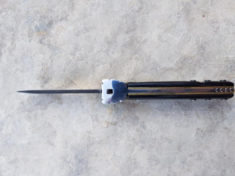 Hola compañeros,

Pongo a la venta esta navaja de tipo machete, totalmente nueva, del gran artesano Maximiliano 10
