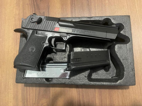 PISTOLA MARUI DESERT EAGLE NEGRA DE GAS CON UN CARGADOR EN NEGRO Y OTRO EN PLATA.
EN MUY BIEN ESTADO Y 01