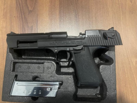 PISTOLA MARUI DESERT EAGLE NEGRA DE GAS CON UN CARGADOR EN NEGRO Y OTRO EN PLATA.
EN MUY BIEN ESTADO Y 00
