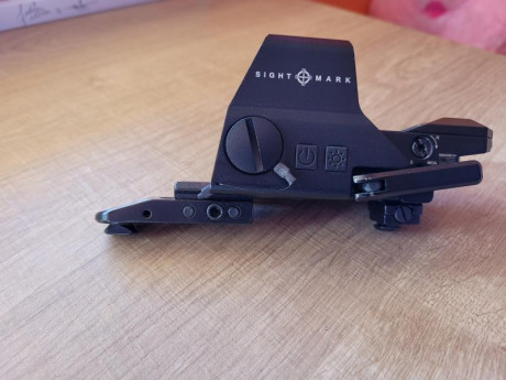 Vendo conjunto compuesto por carril picatinny para poner en bases appel y punto rojo sight mark usado 00