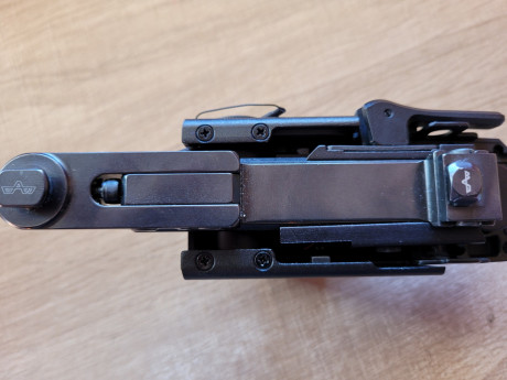 Vendo conjunto compuesto por carril picatinny para poner en bases appel y punto rojo sight mark usado 10