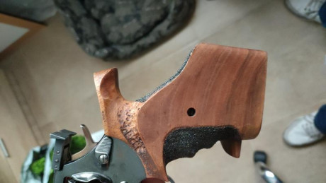 Buenas tardes, busco una cacha que se ajuste mejor a mi mano para revolver Manurhin March, mi talla M, 22